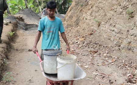 Dorong Angkong Penuh Pasir Ali Supriyono Ikut Wujudkan Jalan Impian Desa