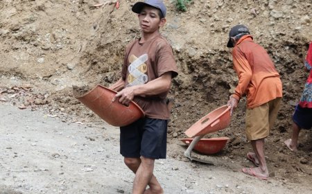Minto Tak Kenal Lelah Langsir Tanah Demi Talud Kokoh untuk Desa