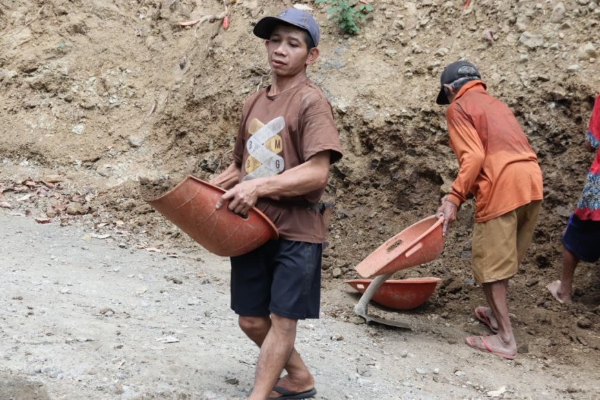 Minto Tak Kenal Lelah Langsir Tanah Demi Talud Kokoh untuk Desa