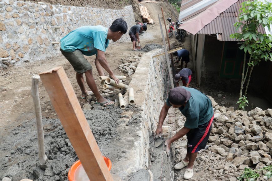 Tangan Terampil Sartono Perkokoh Talud Wujud Gotong Royong TMMD di Gumelem Kulon